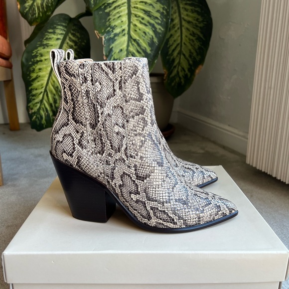 LOEFFLER RANDALL Kali Western Heeled Booties. Size 10.